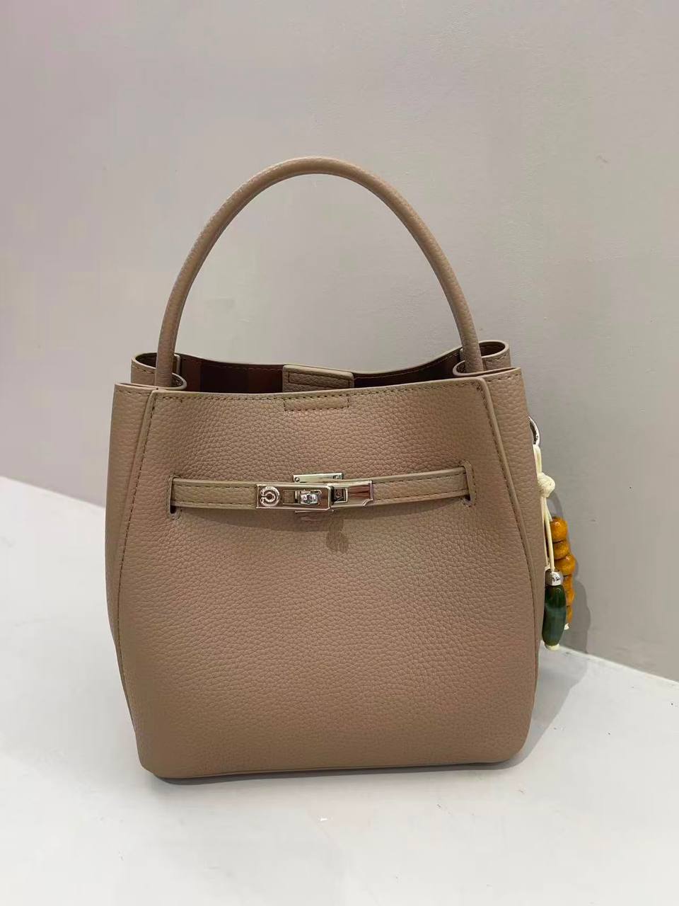 Hermes 
120 dhs✅
size 22 cm

Zain161
♥️♥️♥️