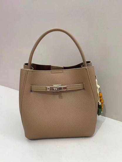 Hermes 
120 dhs✅
size 22 cm

Zain161
♥️♥️♥️