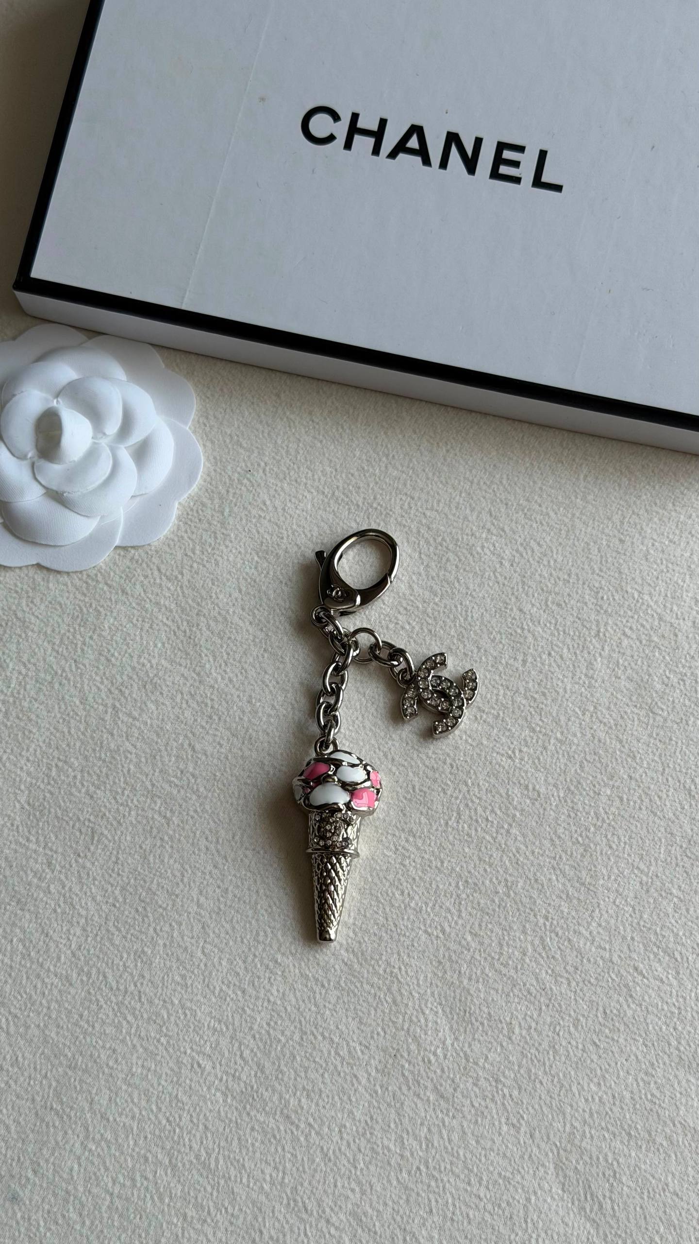 GUCCI  & CHANEL 
CHARMS
Super master quality 
*with complete packing*🎁
240 dhs✅

Zain280
♥️♥️♥️