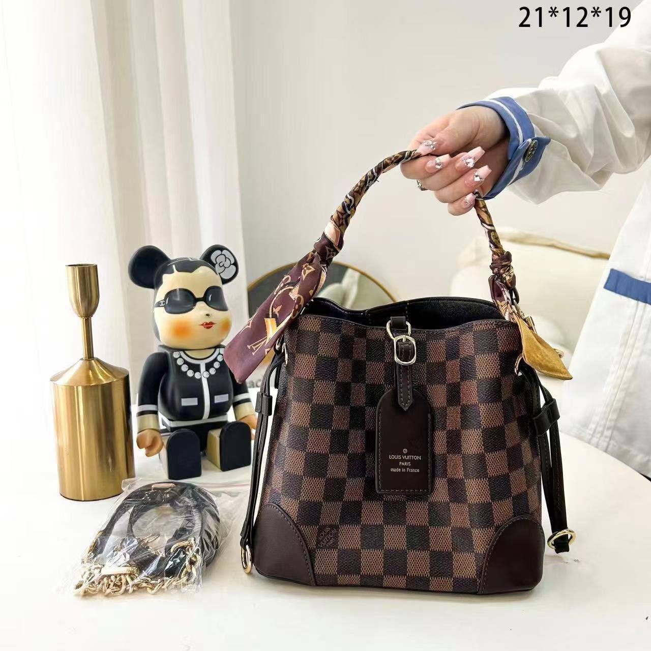 Bucket bag
Good quality 
110 dhs💓
With box 📦

Zain70
♥️♥️♥️