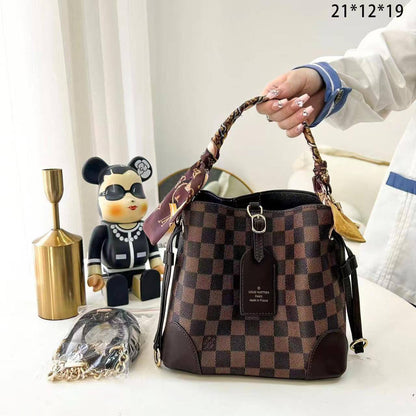 Bucket bag
Good quality 
110 dhs💓
With box 📦

Zain70
♥️♥️♥️