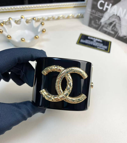 CHANEL
Bangle 🍁
Super master quality 💯
With boxes 🗃️ 
140 dhs💓

Zain216
♥️♥️♥️