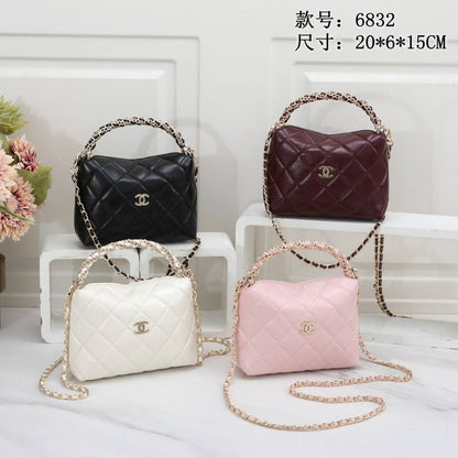 CHANEL

Best quality 
with box
100 dhs🇦🇪🇦🇪

size 20CM

Zain290
♥️♥️♥️