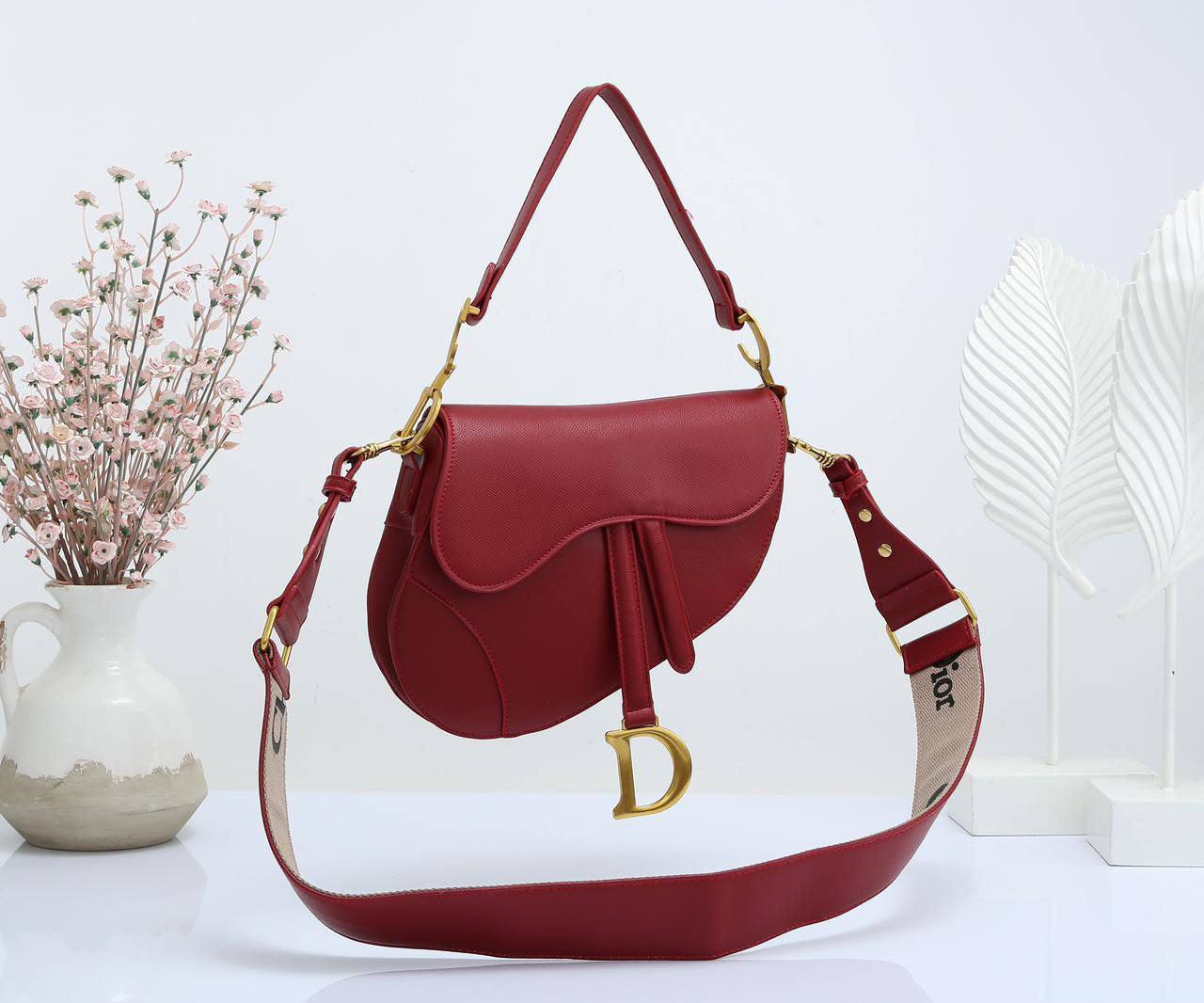 DIOR
 GOOD QUALITY 
WITH BOX
120 dhs✅

Zain295
♥️♥️♥️