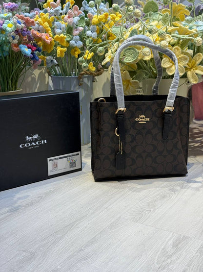 COACH 

3 section 25cm
105 dhs❤️ 

with Box
🎁🎁🎁

Zain44
♥️♥️♥️