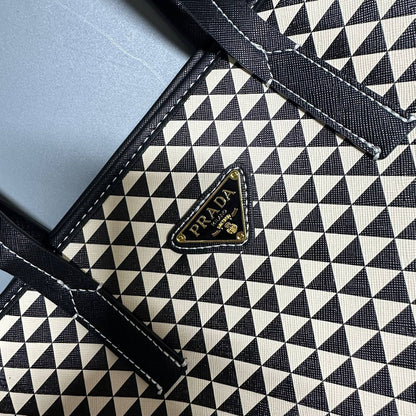 PRADA 

RESTOCK 

GOOD QUALITY

90 dhs🪙💕

Zain39
♥️♥️♥️