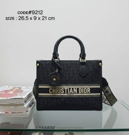 CHRISTIAN DIOR
ᴏɴ ᴛʜᴇ ɢᴏ ᴛᴏᴘ ʜᴀɴᴅʟᴇ 
ᴄʀᴏss ʙᴏᴅʏ ʙᴀɢ
ᴄᴀɴᴠᴀs & ʟᴇᴀᴛʜᴇʀ ᴍᴀᴛᴇʀɪᴀʟ
ᴡɪᴛʜ ʟᴏɴɢ ʙᴇʟᴛ sᴛʀᴀᴘ
sɪᴢᴇ: 26.5 cm

75 dhs🪙🌨️

Zain31
♥️♥️♥️