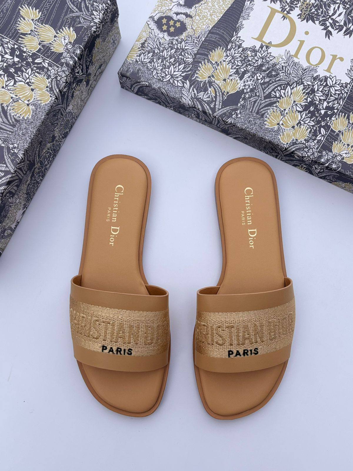 Dior slipper
100 dhs🪙🌨️
Size 36-42

Zain55
♥️♥️♥️