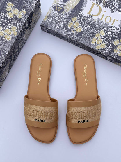 Dior slipper
100 dhs🪙🌨️
Size 36-42

Zain55
♥️♥️♥️