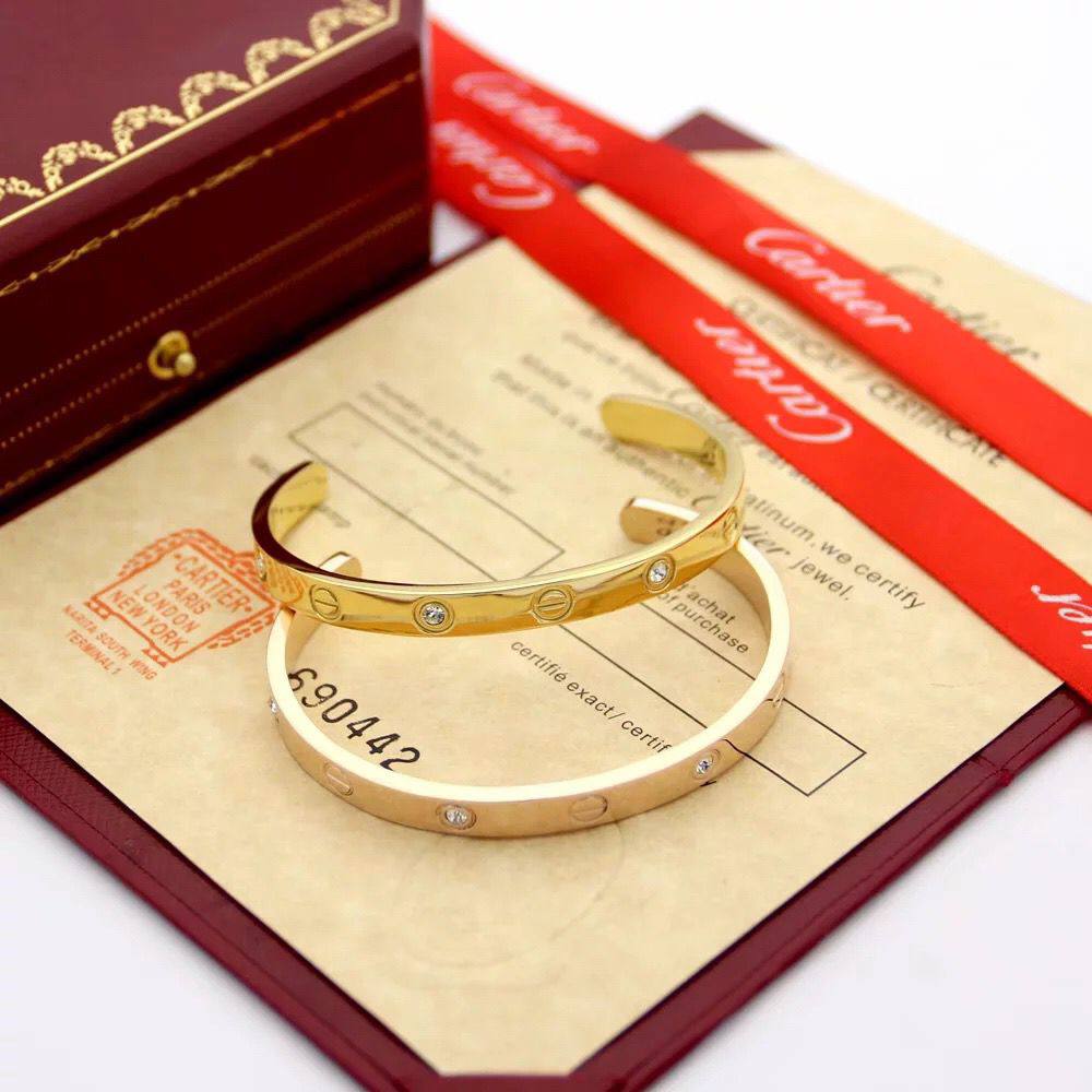 CARTIER 
BANGLE
WITH STONE
55 dhs✅ 
WITH BOX AND PAPER BAG

Zain89
♥️♥️♥️