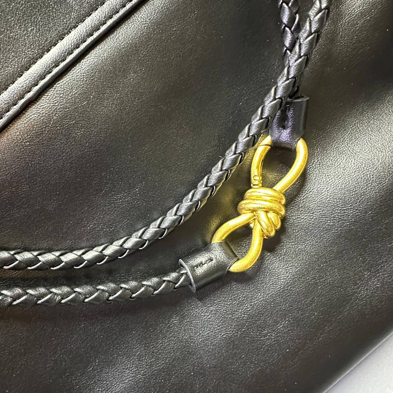 BOTTEGA 
 HIGH QUALITY
100 dhs💓
SIZE: 35cm

Zain17
♥️♥️♥️
