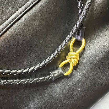 BOTTEGA 
 HIGH QUALITY
100 dhs💓
SIZE: 35cm

Zain17
♥️♥️♥️