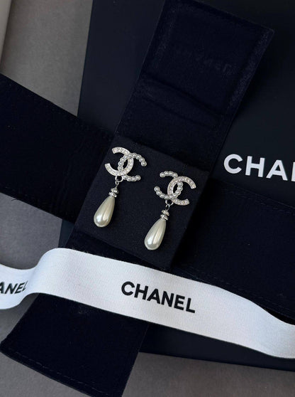 *CHANEL* 🤍
↗️ *Super Master Quality ®️*
* *New Collection*
* ⁠EARINGS
*95 dhs❣️* with *Orignal* Packing 🎁
*85 dhs❣️* with *Normal* Box & Bag

Zain209
♥️♥️♥️