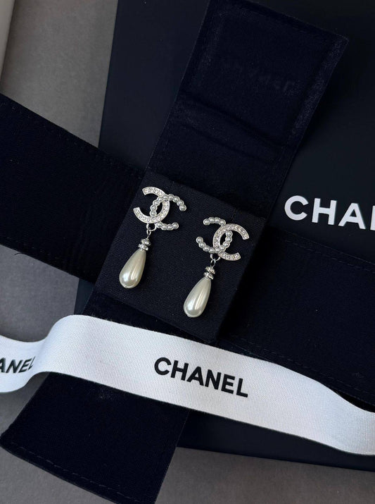 *CHANEL* 🤍
↗️ *Super Master Quality ®️*
* *New Collection*
* ⁠EARINGS
*95 dhs❣️* with *Orignal* Packing 🎁
*85 dhs❣️* with *Normal* Box & Bag

Zain209
♥️♥️♥️
