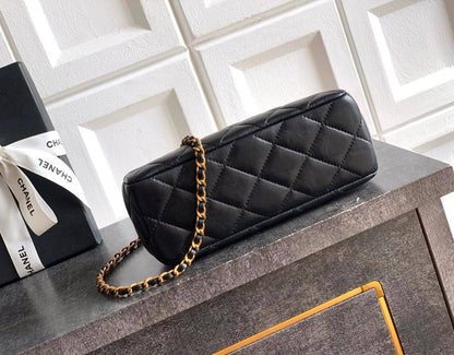 CHANEL 

COPY ONE 

NEW RESTOCK 

WITH BOX 

110dhs🇦🇪
Zain17
♥️♥️♥️