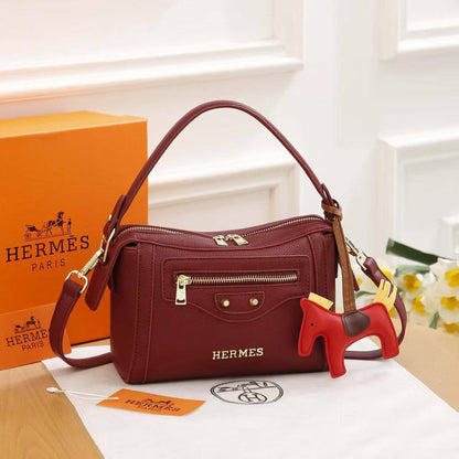 HERMES ✨
Good quality 
Size 22cm

100 dhs✅

With box 📦

Zain70
♥️♥️♥️