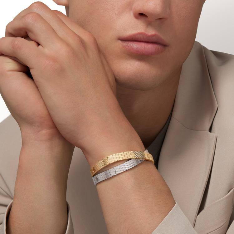 Cartier ❤️‍🔥*
Bracelet 🔥
Master quality 💯
Unisex ✨
Size 17,19🍁
With normal boxes 📦 
130 dhs🌺
With master box 🗃️ 
170 dhs🌺

Zain216
♥️♥️♥️