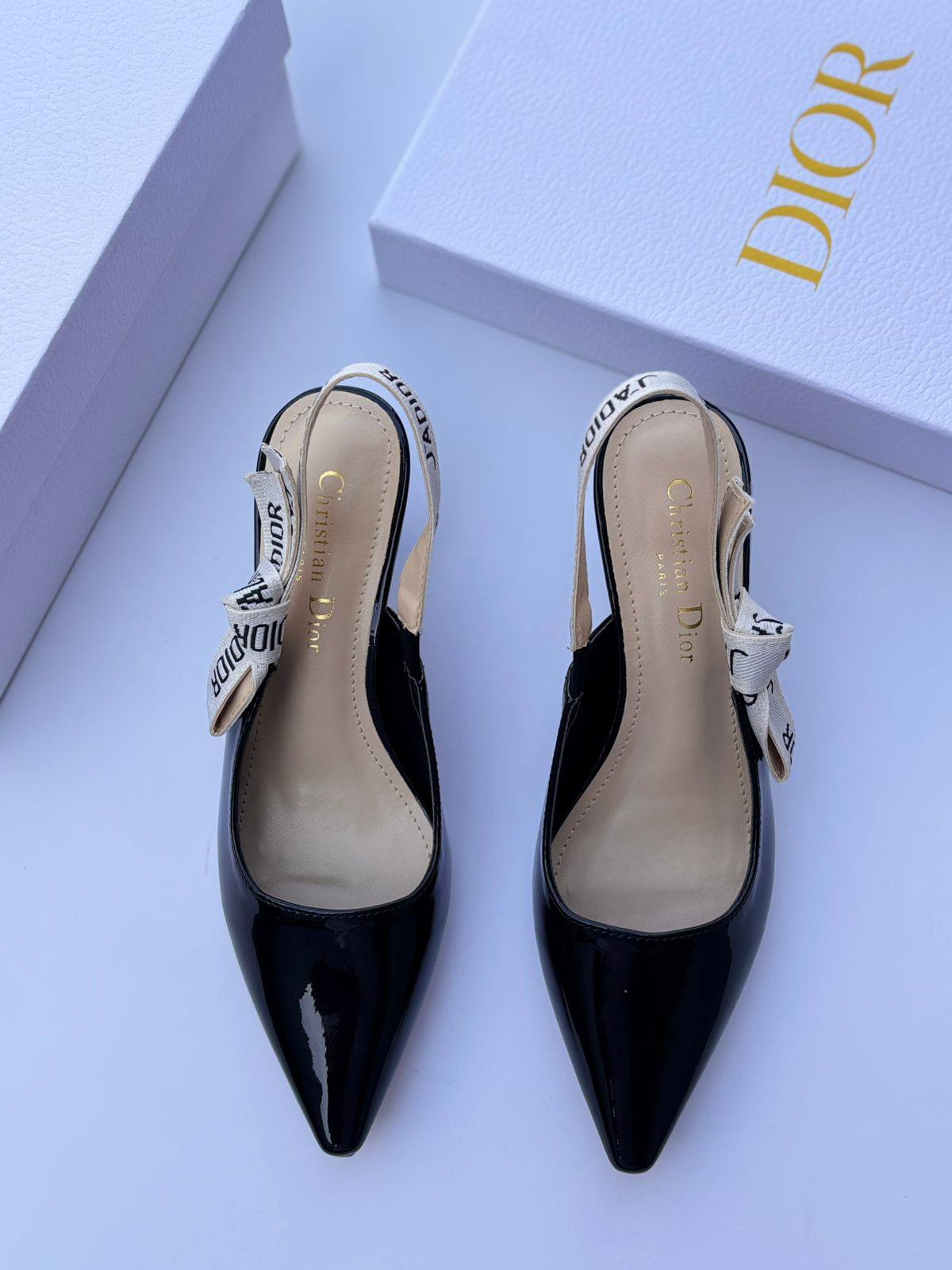 Dior 
120 dhs❣️
Size 36-42

Zain55
♥️♥️♥️