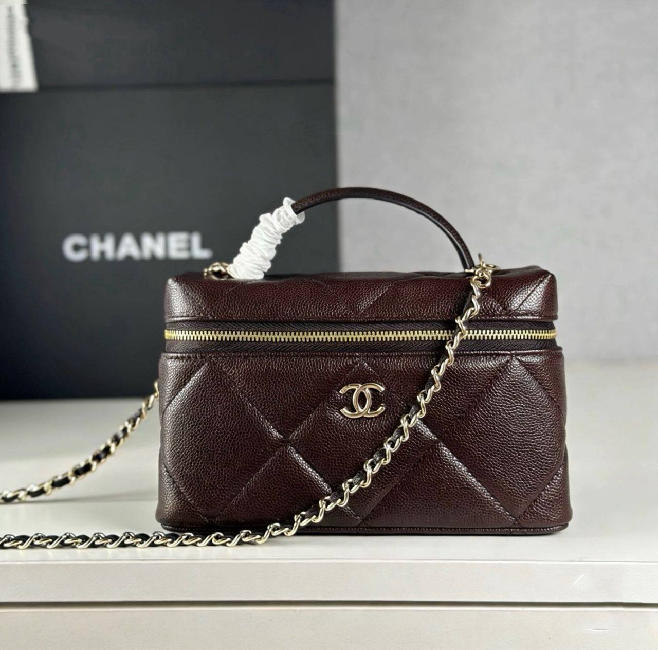 Chanel
110 dhs✅

SIZE：22cm

GOOD-quality 

with box
🎁🎁🎁

Zain35
♥️♥️♥️