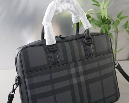 BURBERRY                                                 *Laptop bag*                                                            *Master quality*         
450 dhs🪙🖤

Zain179
♥️♥️♥️