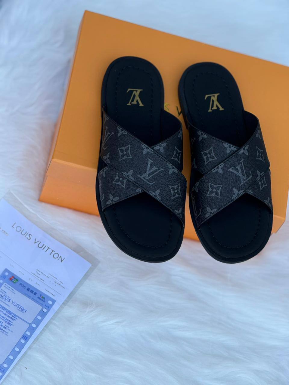 LV Slipper
Size :39 to 45
110 dhs🪙🖤

Zain241
♥️♥️♥️