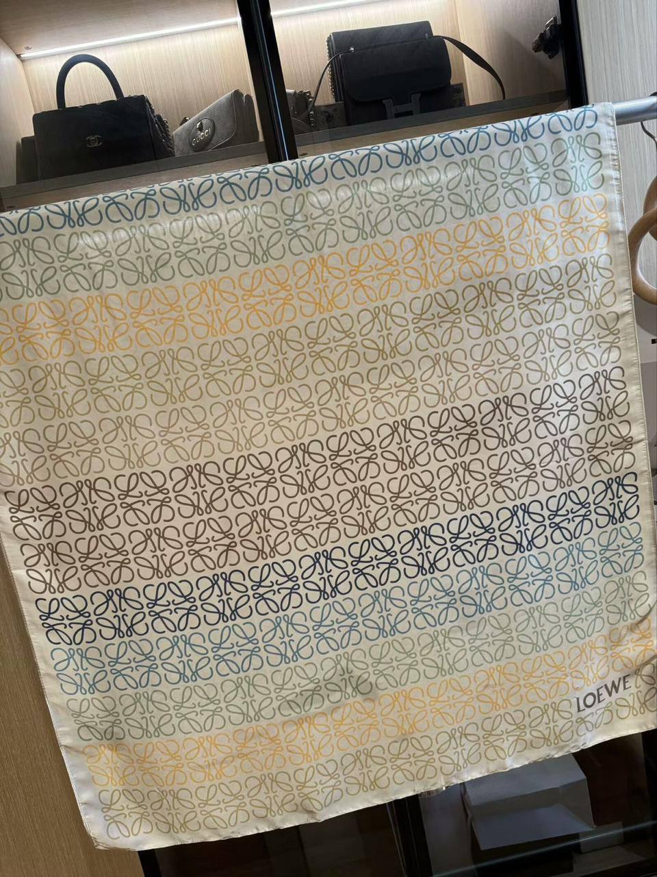 Silk scarf 
40 dhs✅

Zain93
♥️♥️♥️