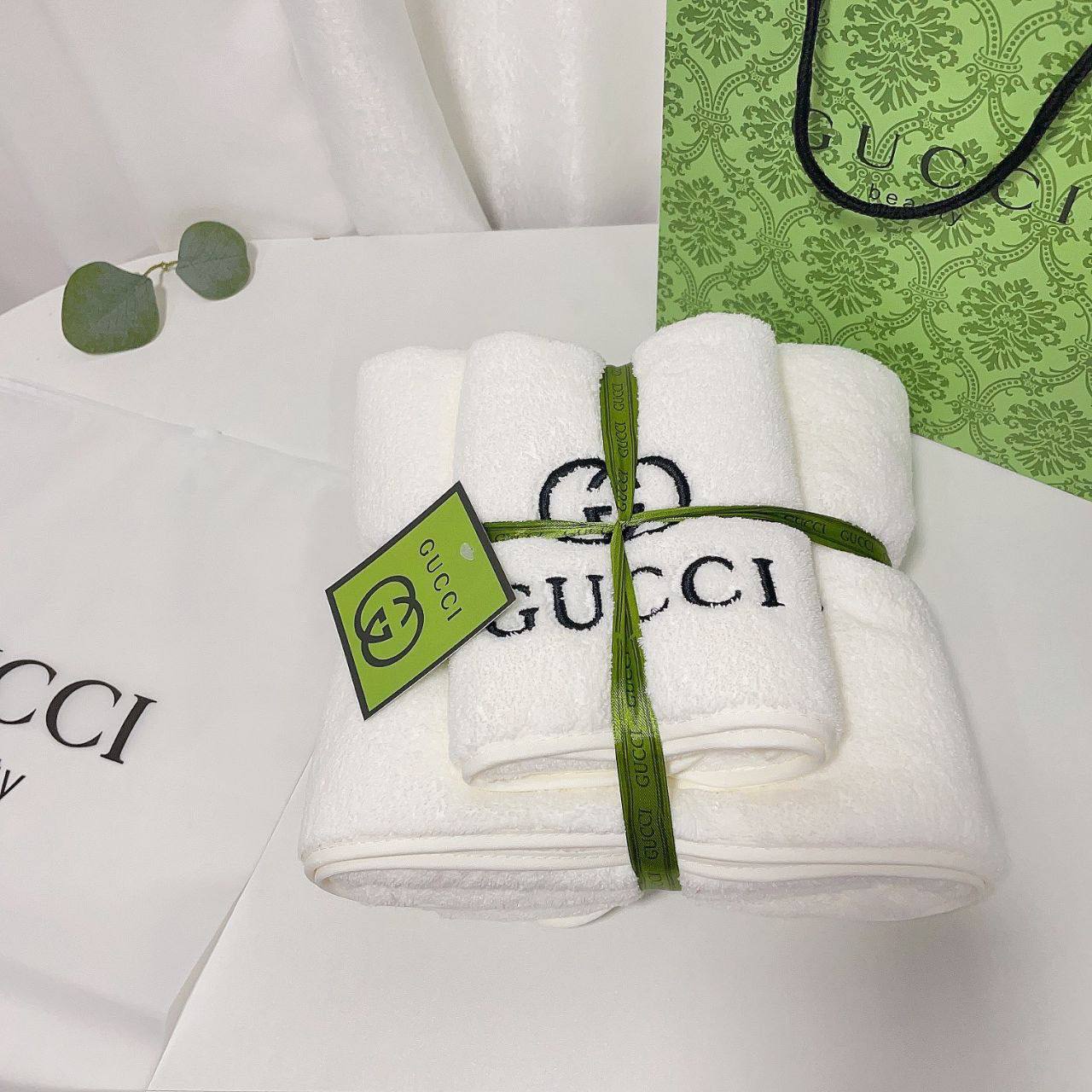 Brand 
Towels  
Good quality 
2 set
With paper 💼 
45 dhs🪙💕

Zain99
♥️♥️♥️