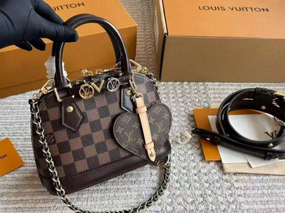 LV
Master👌👌
Mini size🥰🙋🏻
20cm 🫶🏼🫶🏼 
340 dhs✅😍

Zain297
♥️♥️♥️