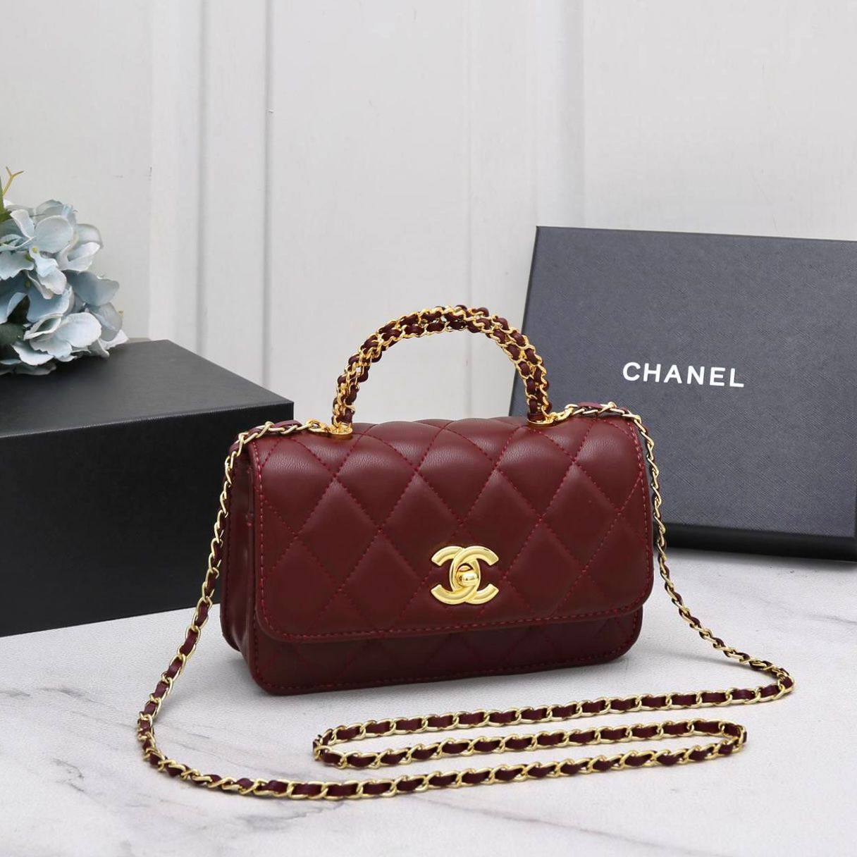 CHANEL 

GOOD QUALITY 

WITH BOX 
🎁🎁🎁

110 dhs✅
SIZE : 20 cm

Zain39
♥️♥️♥️