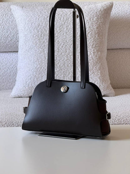 Hermes tablier 26cm💕master quality😍with box❤️
610 dhs🇦🇪🇦🇪

Zain52
♥️♥️♥️