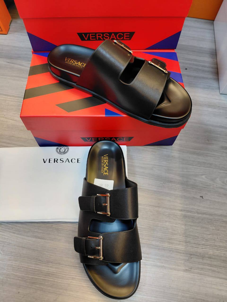 Versace Men Slipper,
New Collection High Quality 
Size 40 To 45
120 dhs✅

Zain16
♥️♥️♥️