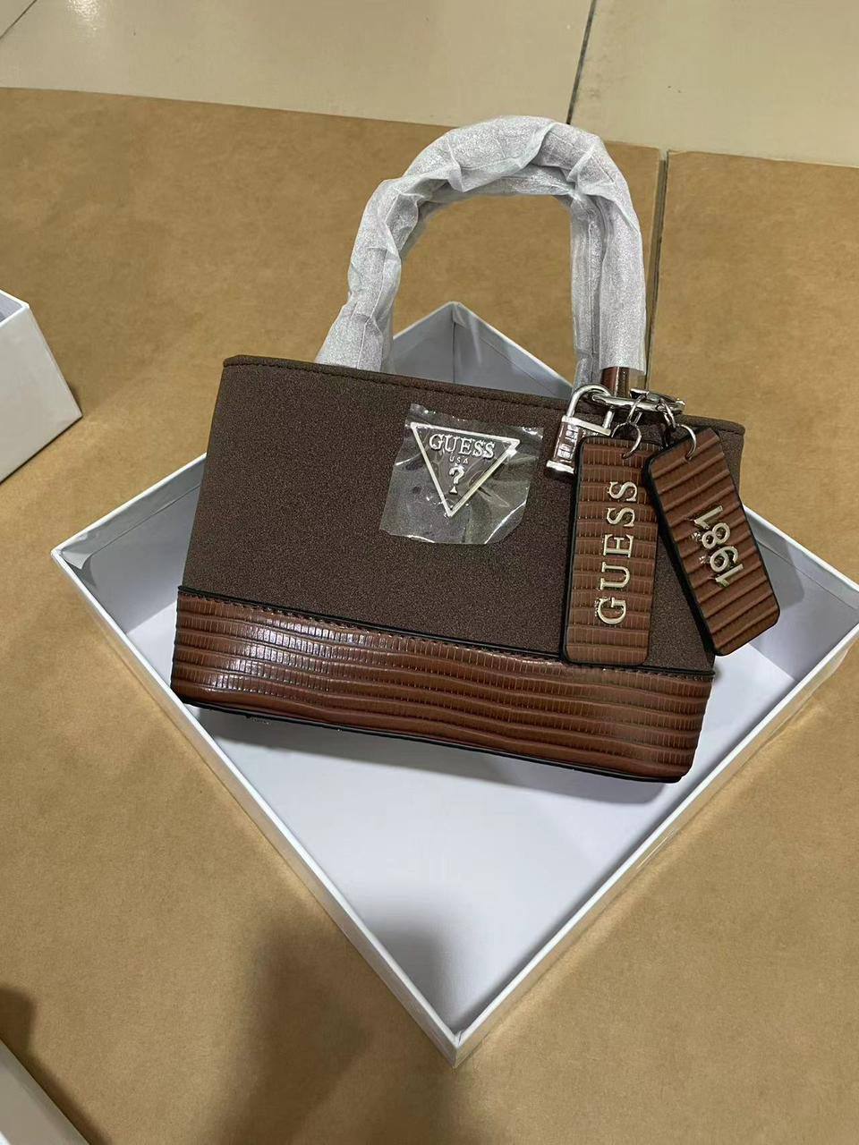 Guess
Best quality 

with box’s 
🎁🎁🎁

95 dhs🪙🖤
size 20cm

Zain158
♥️♥️♥️