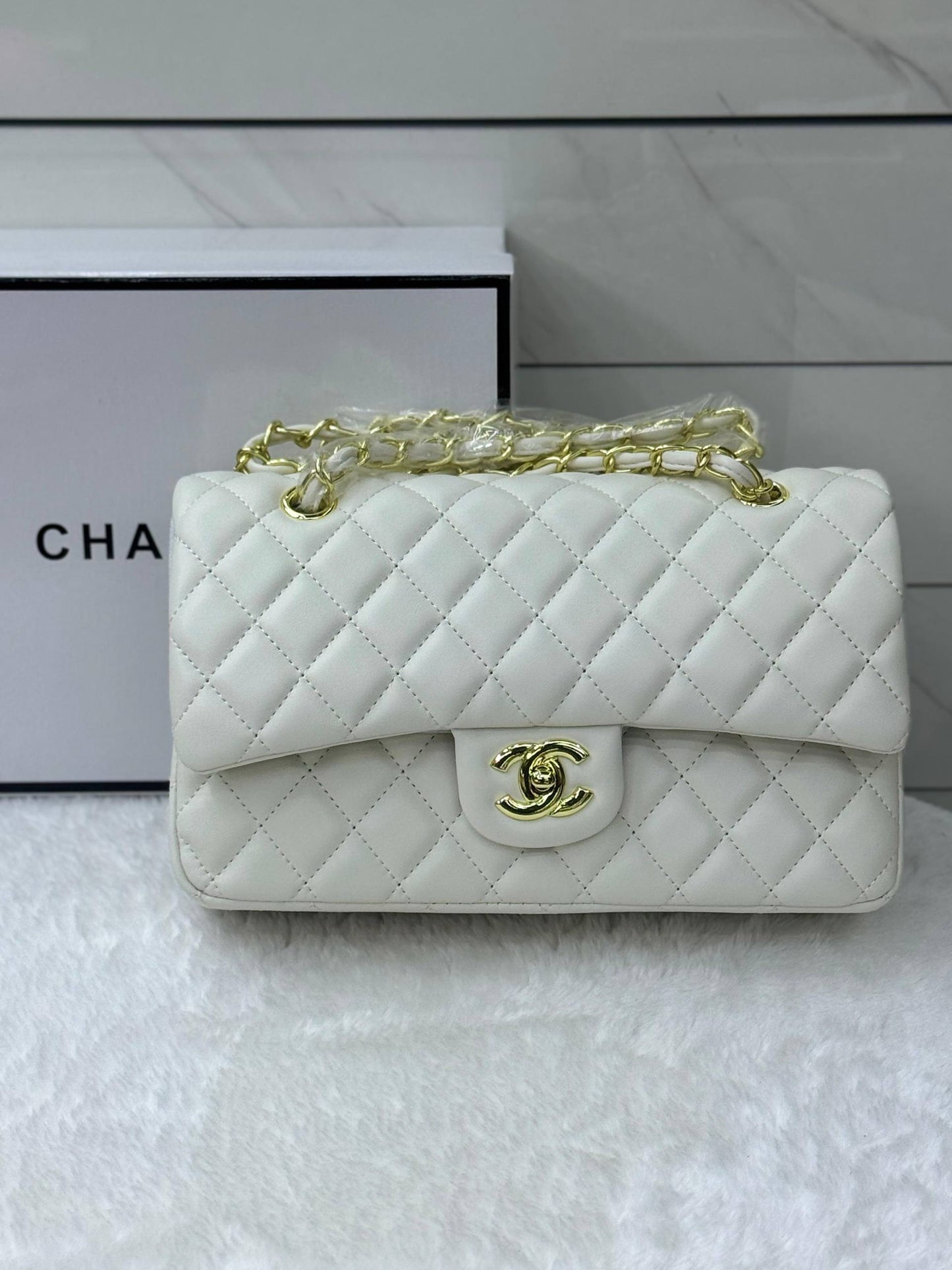 CHANEL CLASSIC 
GOOD QUALITY 💯

110 dhs❤️💚❤️💚

WITH BOX 📦💫
🎁🎁🎁

Zain28
♥️♥️♥️