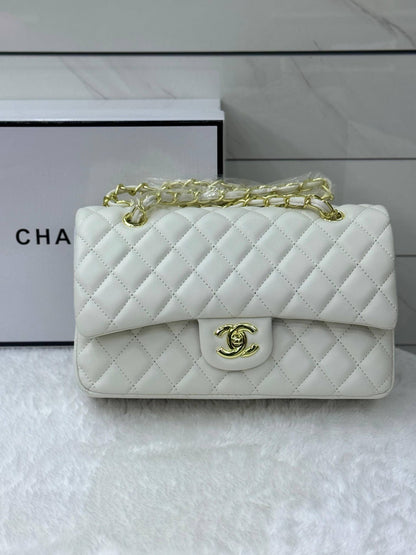 CHANEL CLASSIC 
GOOD QUALITY 💯

110 dhs❤️💚❤️💚

WITH BOX 📦💫
🎁🎁🎁

Zain28
♥️♥️♥️