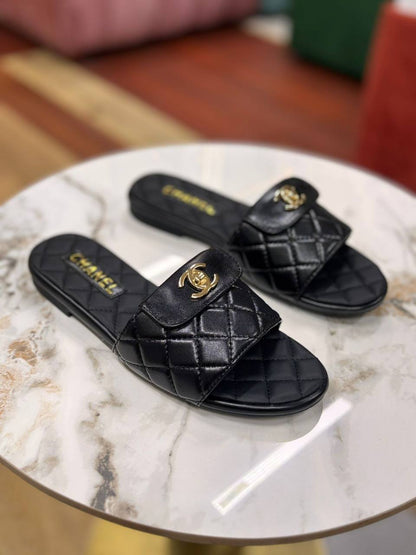 CHANEL
SIZE  ……… 20CM 
85 dhs✅
with BOX 🌷🌷🌷

Zain244
♥️♥️♥️