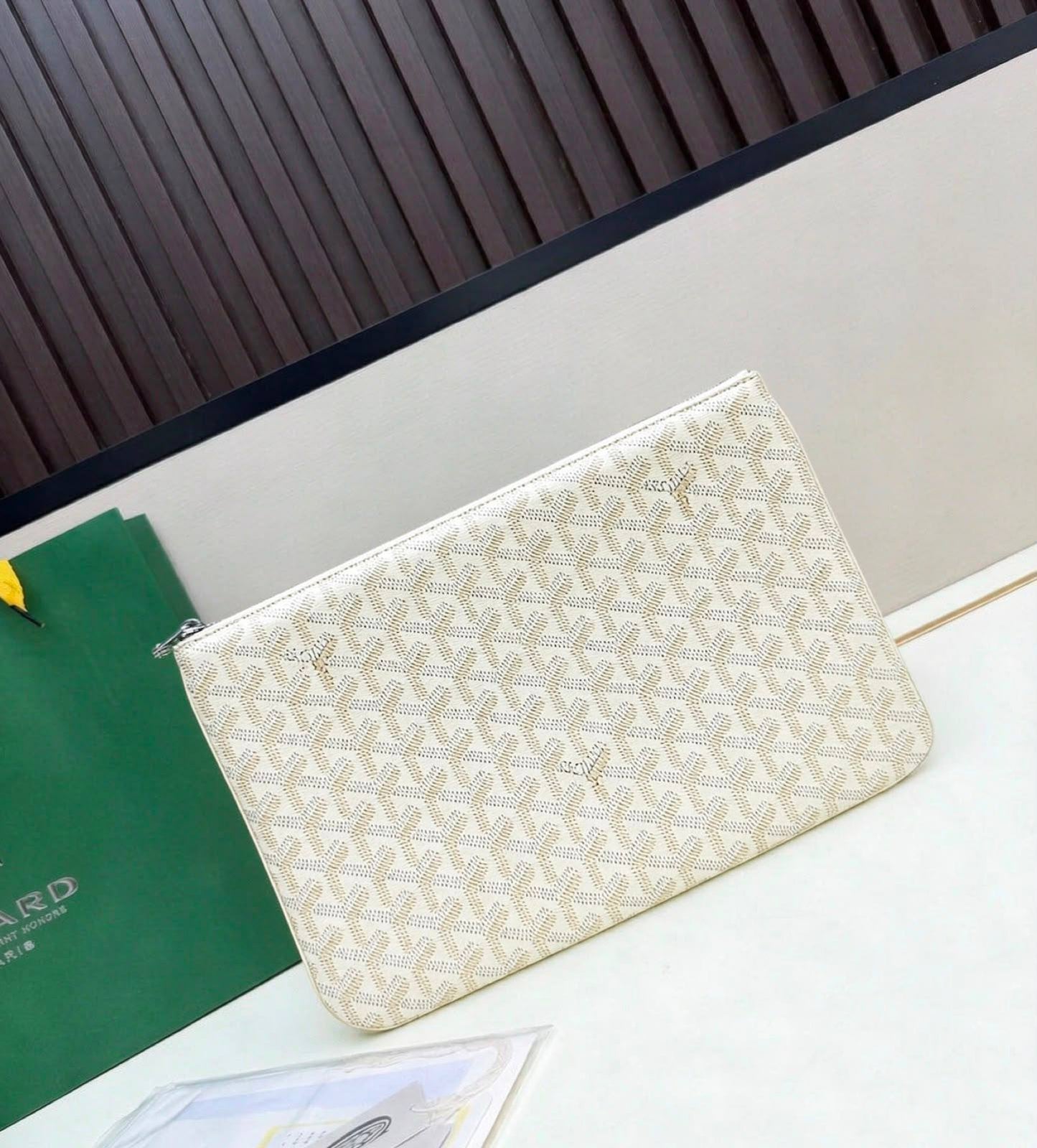 GOYARD 
HAND BAG POUCH UNISEX GOOD QUALITY WITH BOX 
90 dhs✅

Zain295
♥️♥️♥️