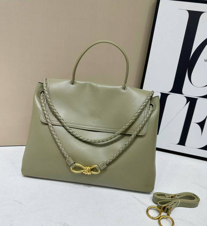 BOTTEGA 
HIGH QUALITY 
100 dhs✅
SIZE: 35cm

Zain39
♥️♥️♥️