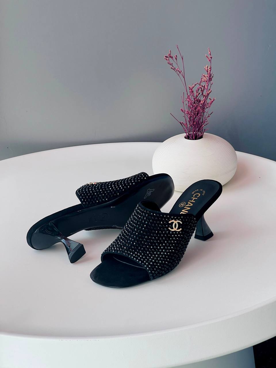 CHANEL✨⭐️
Size 36-41
_Super master high quality_🪡
450 dhs💛

Zain176
♥️♥️♥️