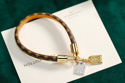 BRACELET 
LEATHER TYPE
45 dhs💓 EACH 
OFFER💥
WITH BOX AND PAPER BAG🛍️🎁

Zain80
♥️♥️♥️