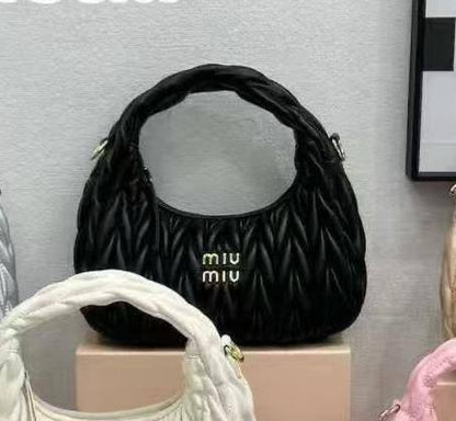 Miu Miu

25*18*7 cm

95 dhs🗽

With box
🎁🎁🎁

Zain17
