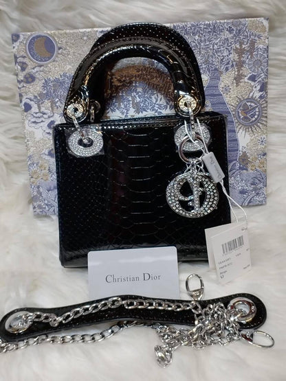 💎 Lady Dior 
1️⃣ First quality +🎁
Logo with diamond💎
Size : 17 * 14 * 7 cm
125 dhs❤️
with box 🎁

Zain115
♥️♥️♥️