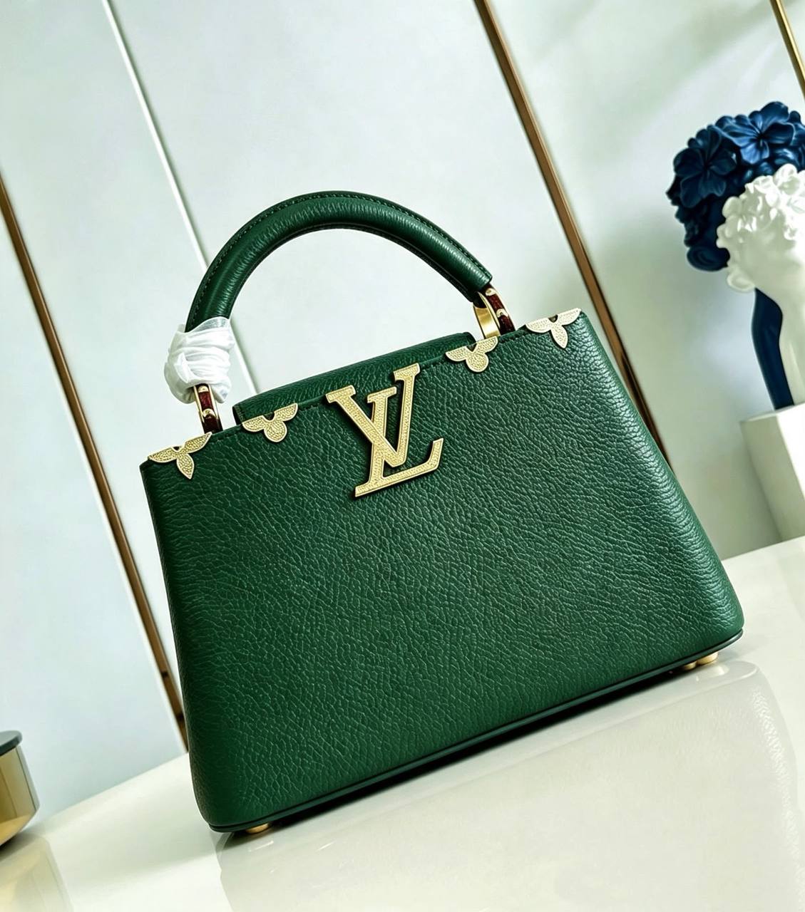 LV NEW CAME HIGH QUALITY WITH BOX 
150 dhs🇦🇪🇦🇪

Zain295
♥️♥️♥️