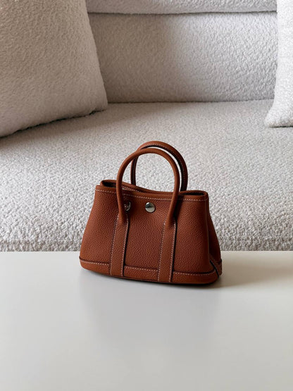 Hermes garden party 
💕master quality😍with box❤️
18 CM 340 dhs🪙🌨️
24 Cm 340 dhs🪙🌨️
30 CM 380 dhs🪙🌨️

Zain52
♥️♥️♥️