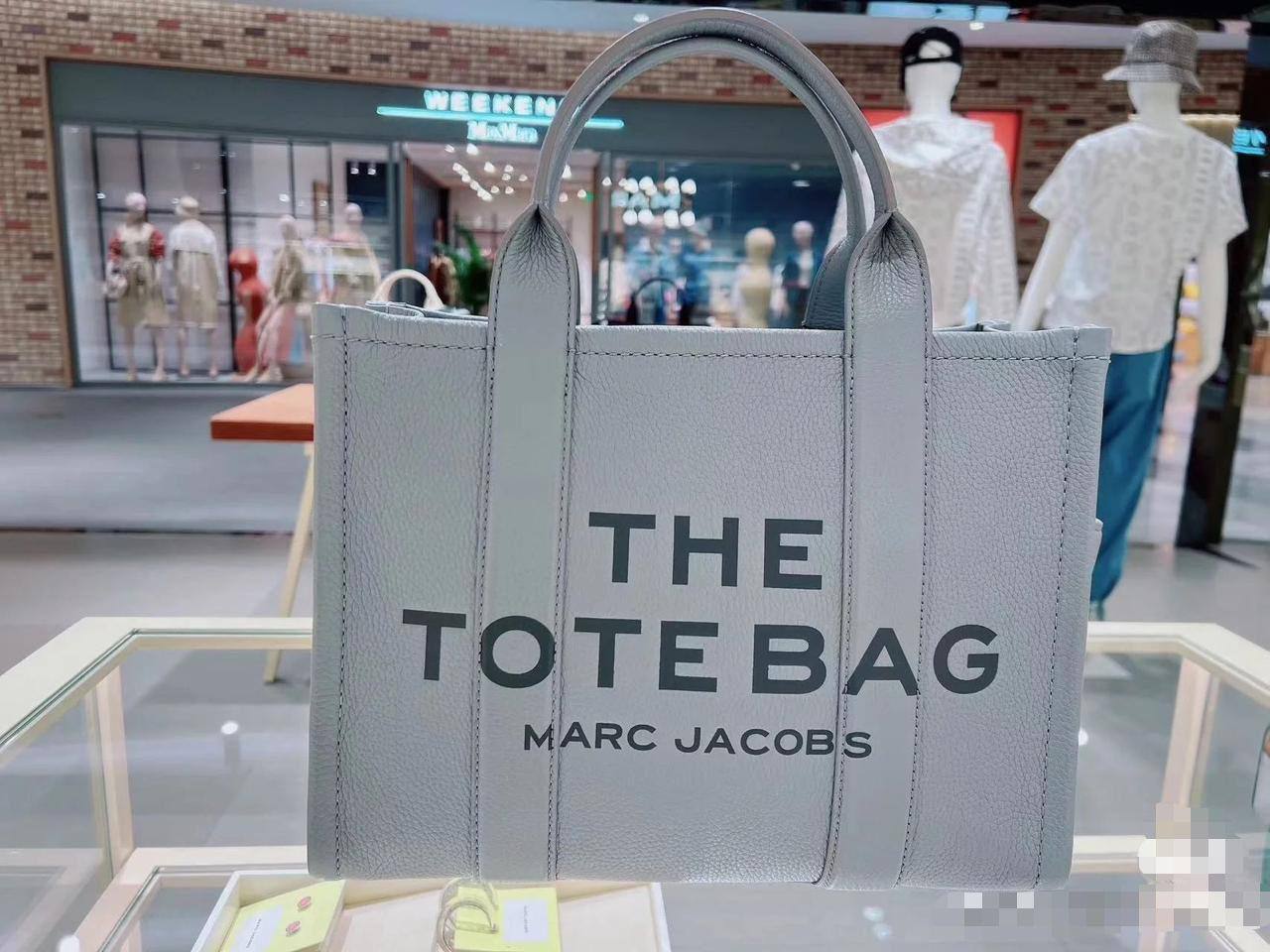 🎉 Offer 🎊 Toryburch Tote
1️⃣ First quality＋🎁
size : 26*22 / 23*20 cm
70 dhs🪙🌺
with box 🎁
Limit Stock

Zain115
♥️♥️♥️