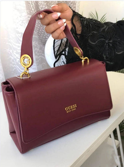 Guess
95 dhs❤️
SIZE：24cm
good quality  

with box
🎁🎁🎁

Zain35
♥️♥️♥️