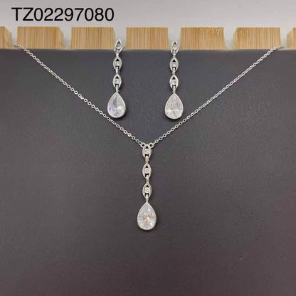 SET
Necklace 🔥
Earring 🐦‍🔥
good quality 💯
With brand boxes 🗃️ 
Paper bag 🛍️
40 dhs✅

Zain216
♥️♥️♥️
