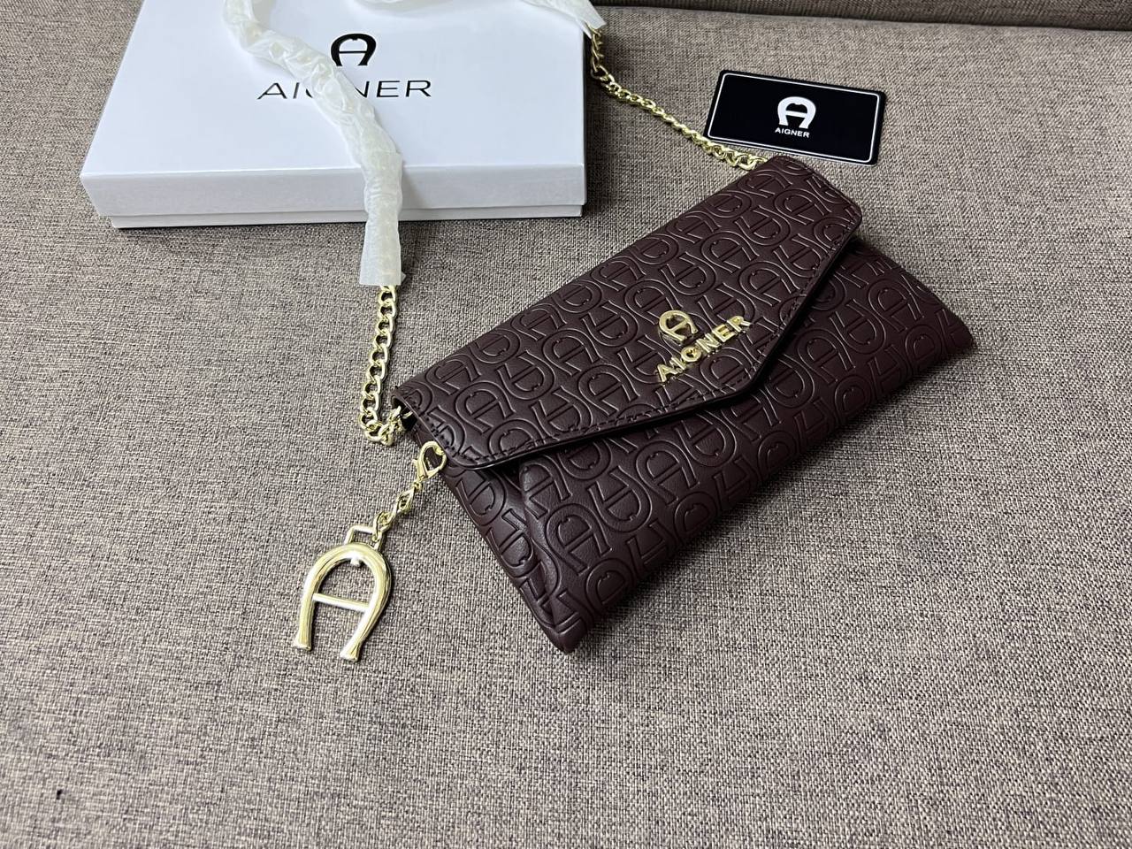 Aigner

55 dhs 🇦🇪🇦🇪🇦🇪

size 20cm

with box
Zain26
♥️♥️♥️