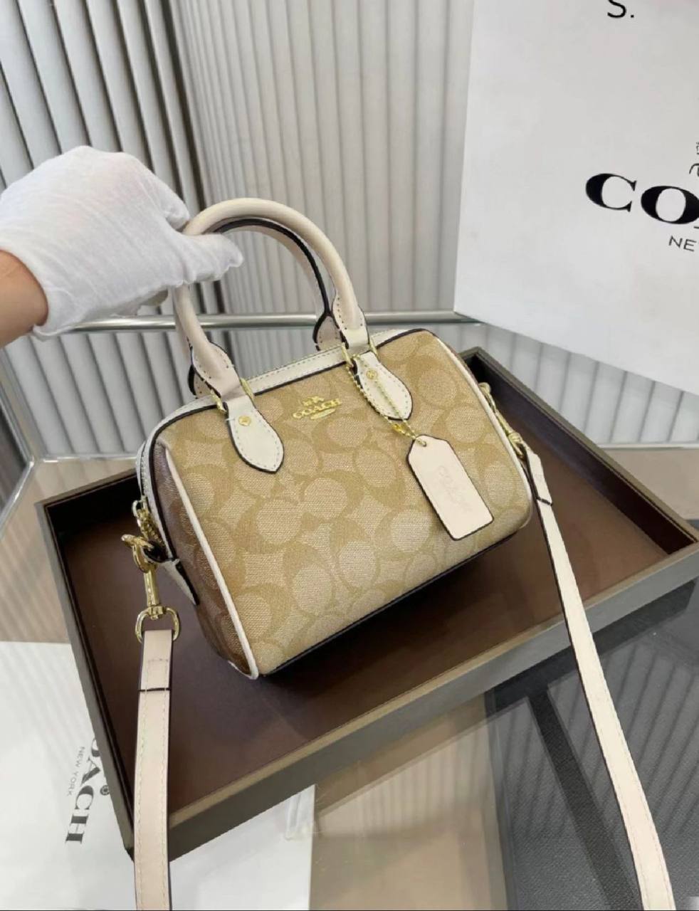 Coach

90 dhs🪙💕

With box
🎁🎁🎁

Zain35
♥️♥️♥️