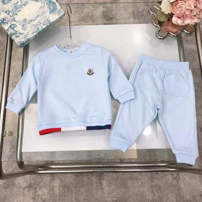 *New collection*
*Brand:MONCLER🔥*
*Super master quality 😍*
*Size:6 months/3 years 
280 dhs🪙🌨️

Zain261
♥️♥️♥️