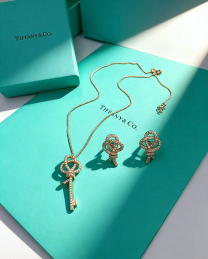 TIFFANY 
MASTER ✨💫
SET 
NECKLACE EARRINGS
110 DHS✅
WITH BOX AND PAPER BAG🎁🛍️

Zain89
♥️♥️♥️
